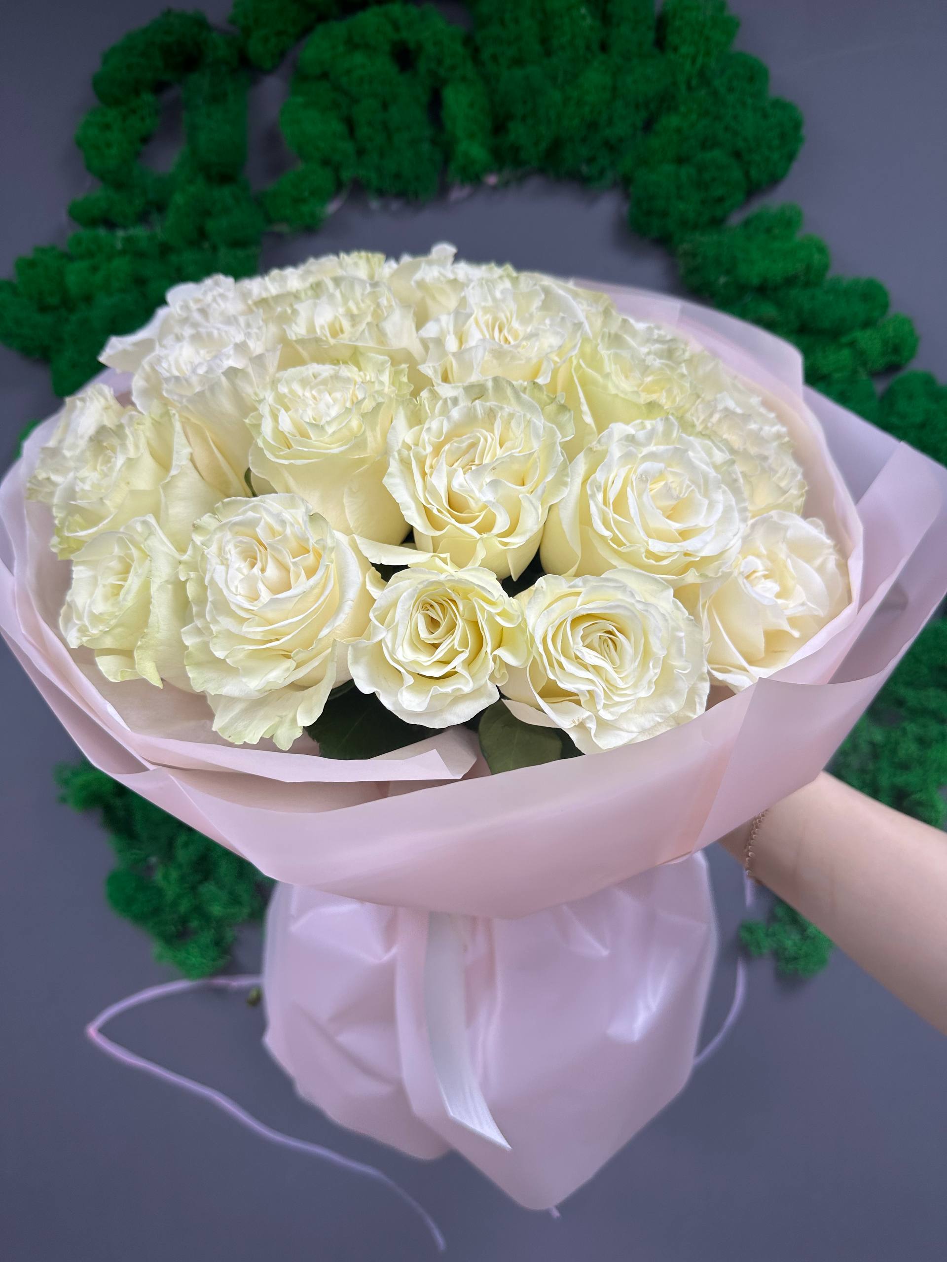 25 белых роз