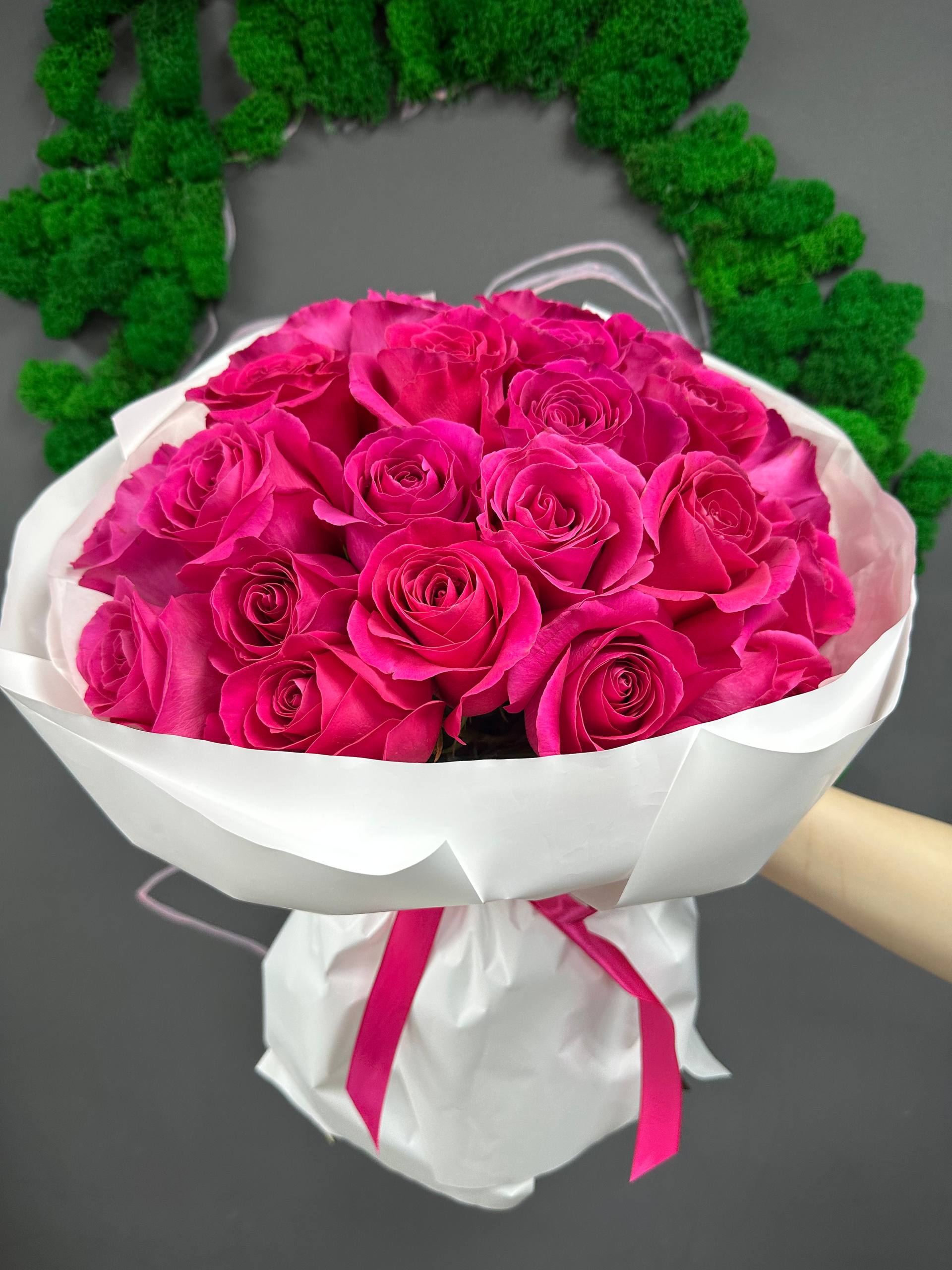 25 розовых роз