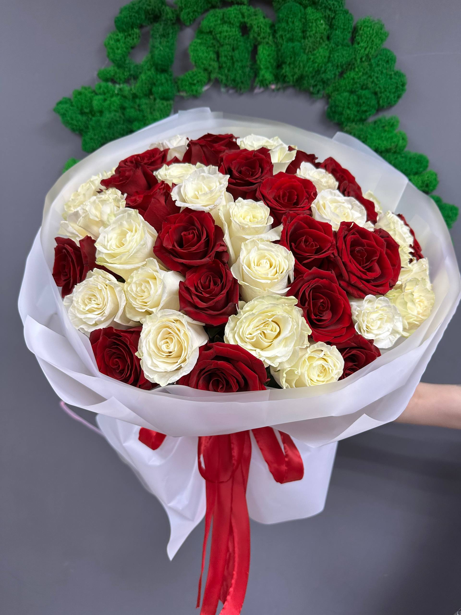 51 микс белая и красная роза