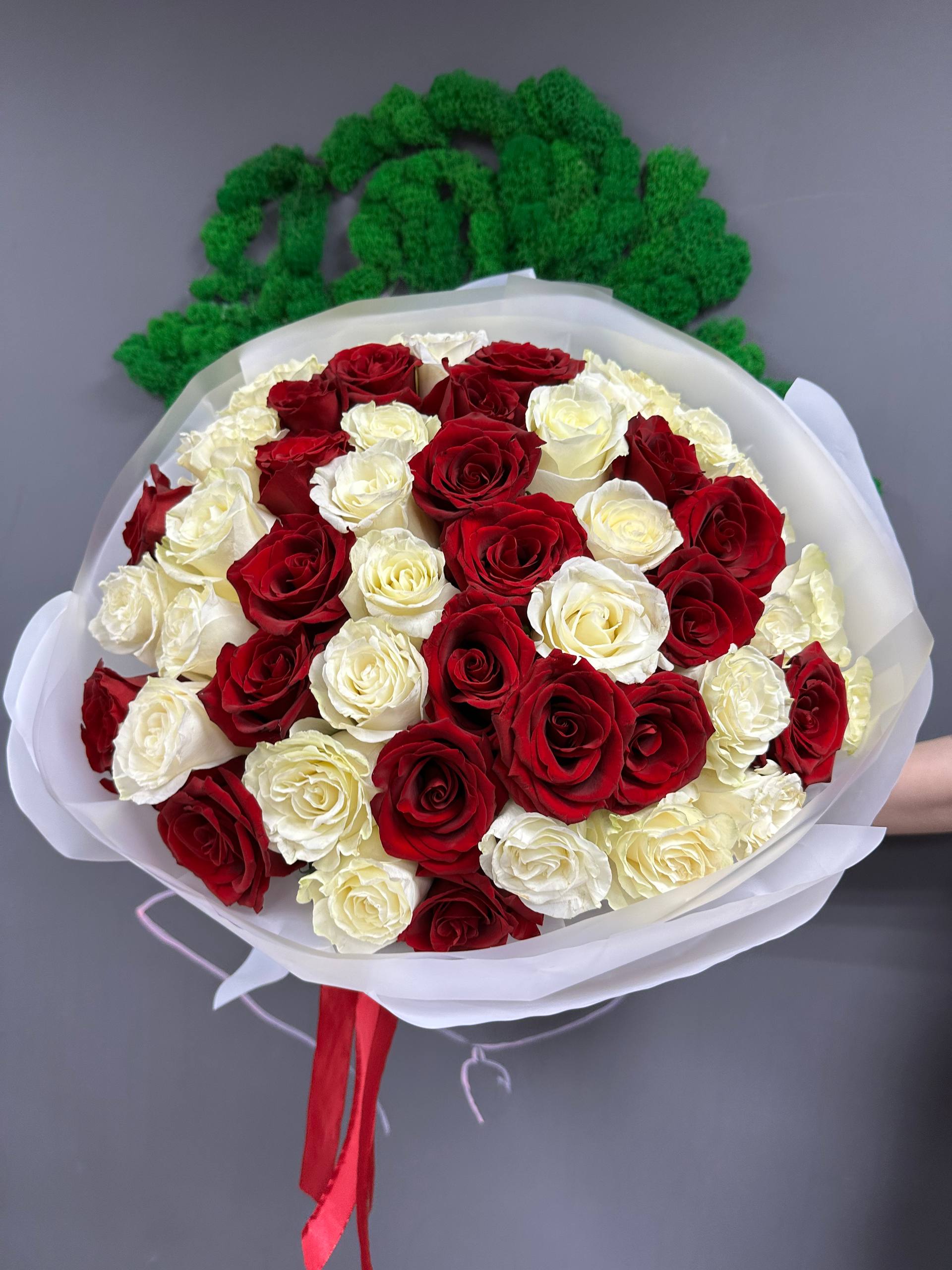 51 микс белая и красная роза
