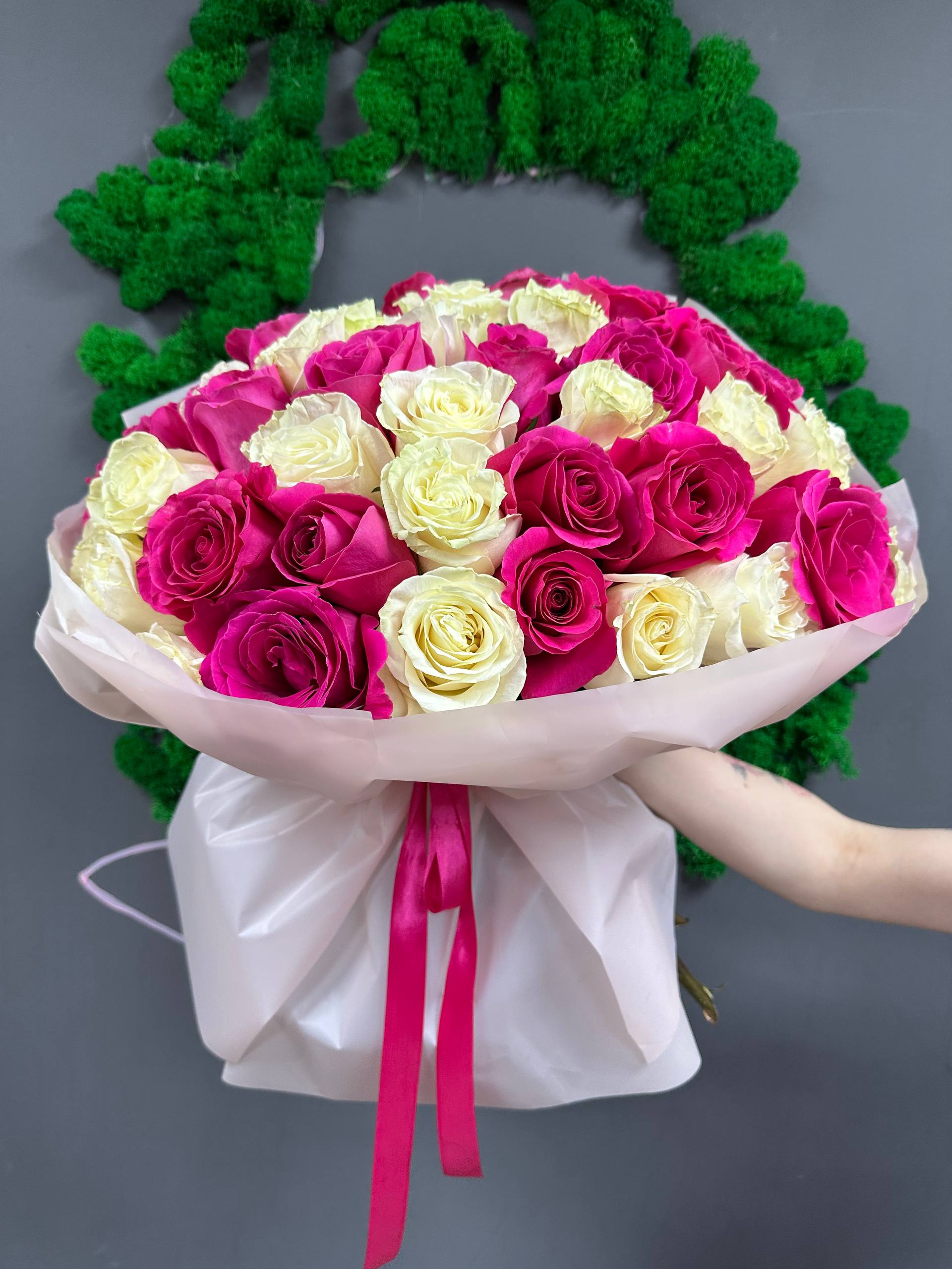 51 белая и розовая роза микс