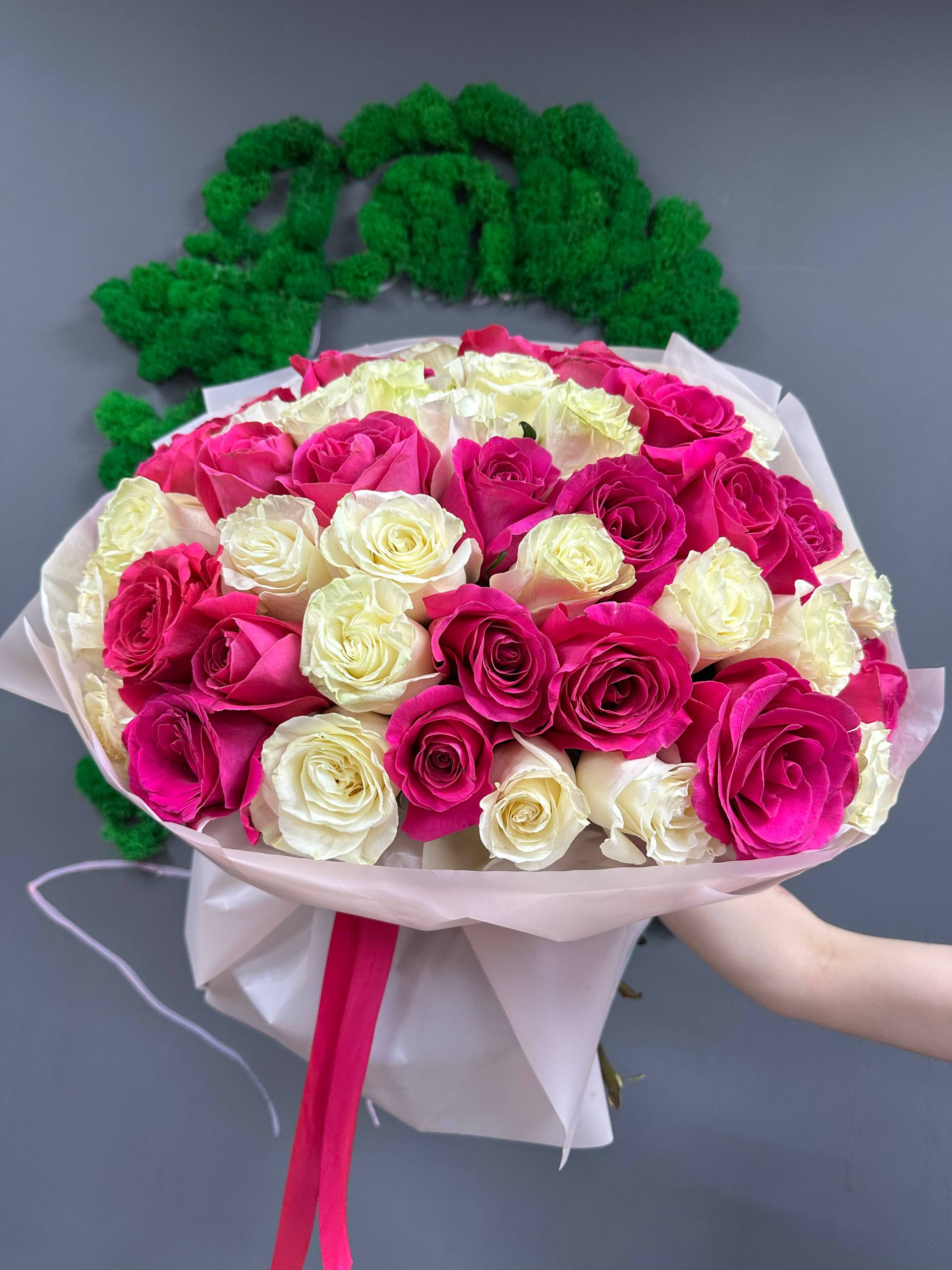 51 белая и розовая роза микс