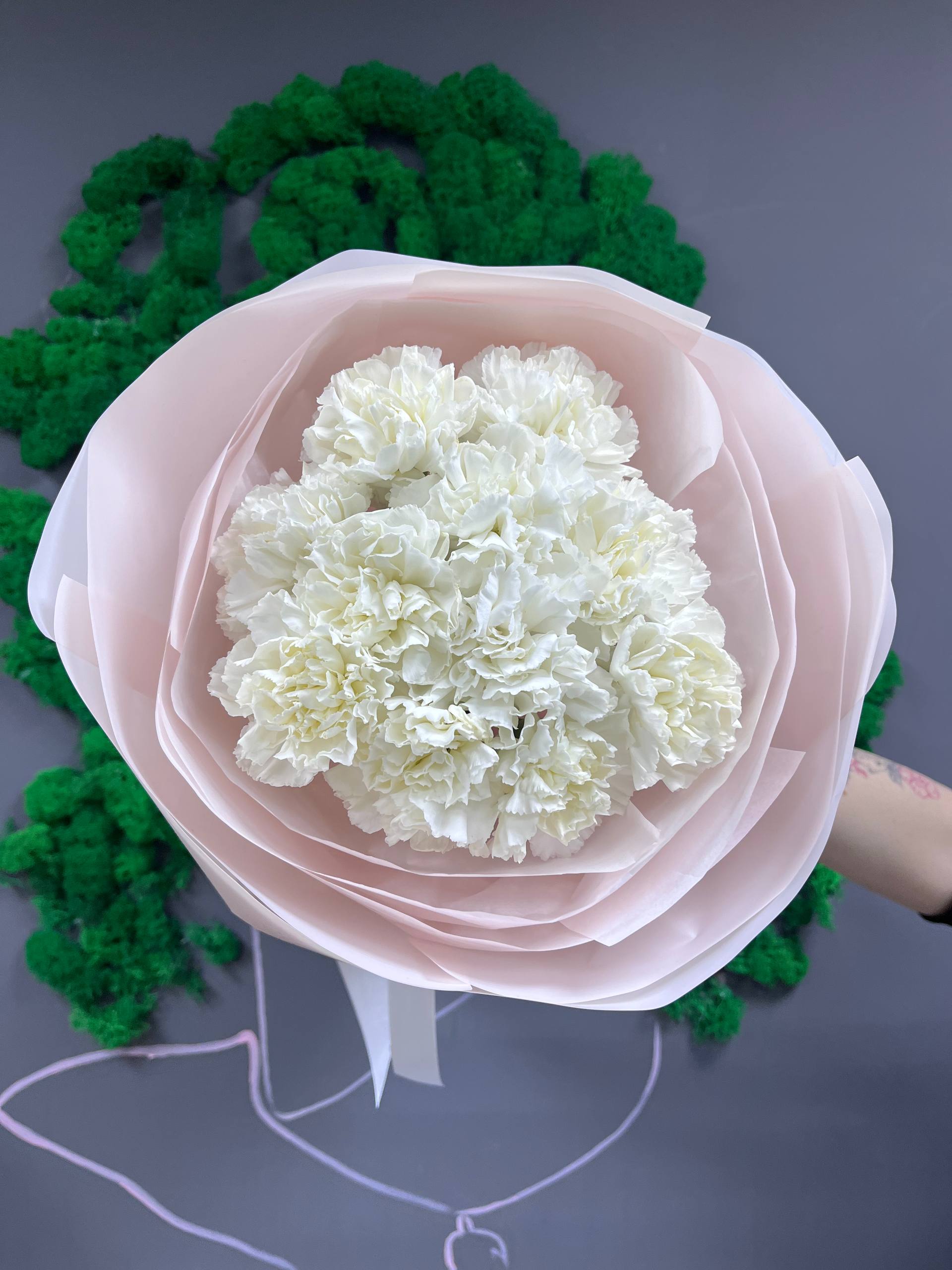 11 белых диантусов