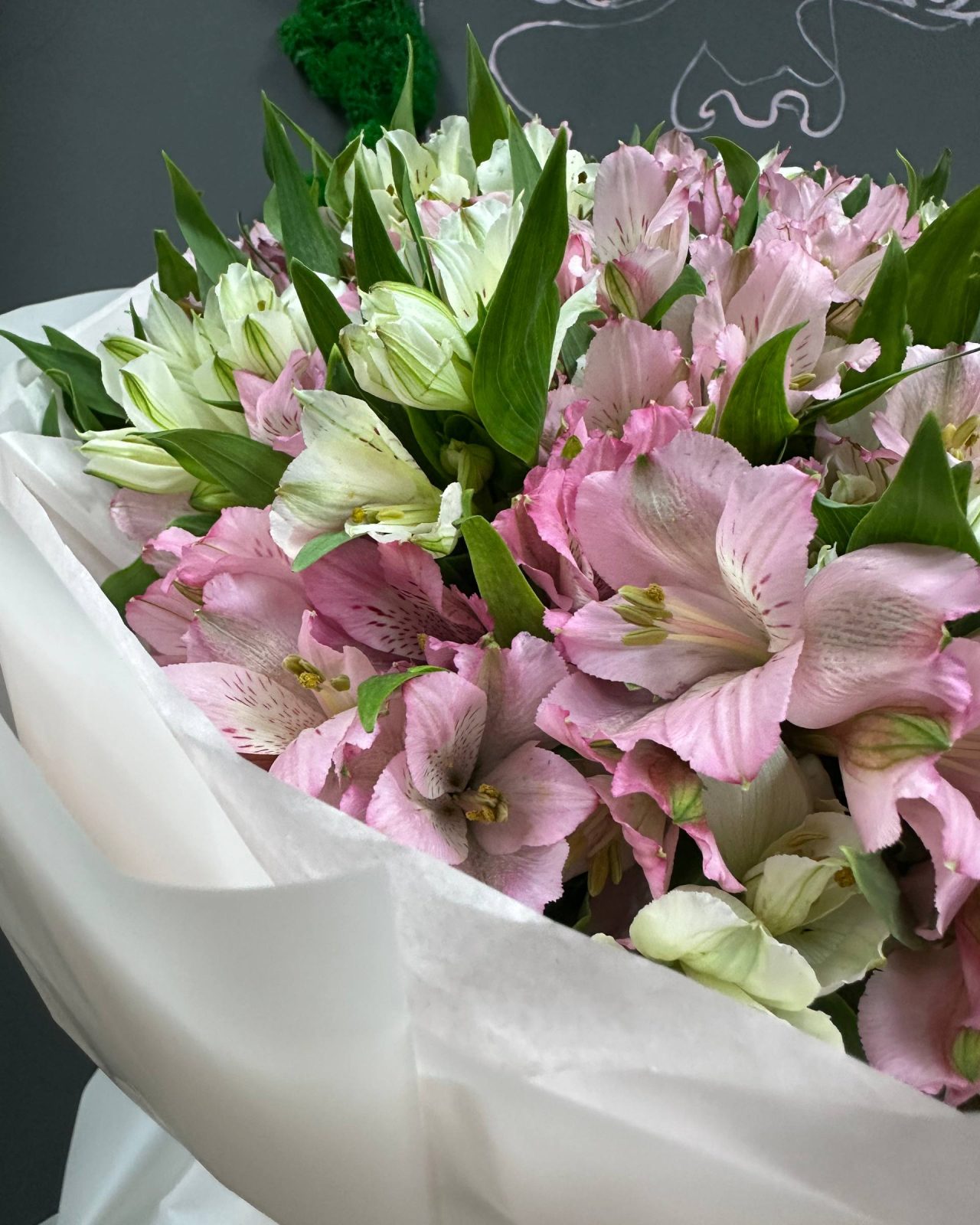 Букет микс из 51 белой и розовой альстромерии